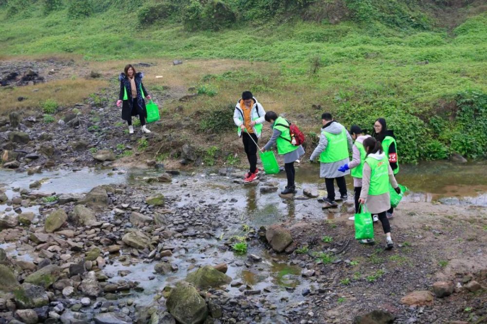 重庆市北碚区的"河小青"志愿者清理河流沿线垃圾 秦廷富 摄