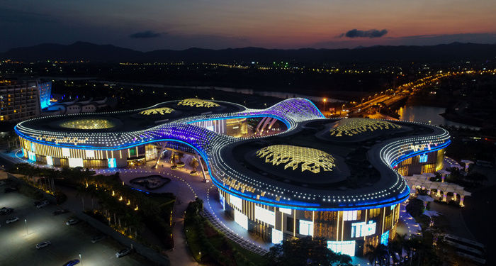 位于海南省三亚市海棠湾的三亚国际免税城夜景 杨冠宇 摄