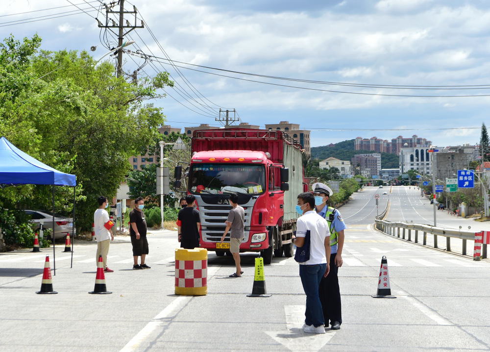 在莆田市仙游县枫亭镇与郊尾镇交界的道路上,公安部门设立疫情防控