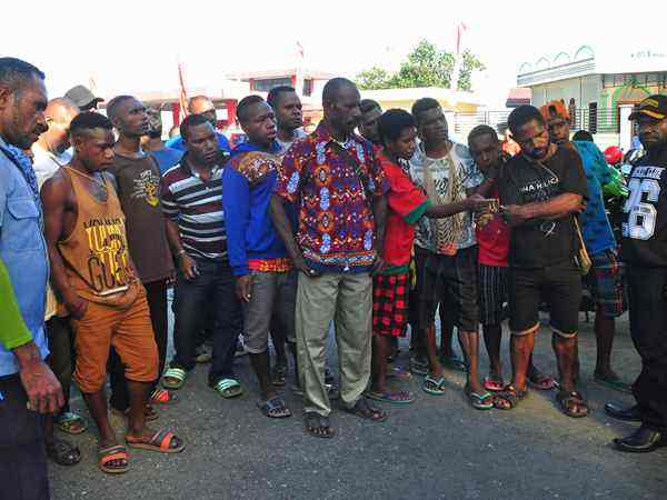 8月17日,在印度尼西亚查亚普拉,失联客机乘客的家属在危机中心等候