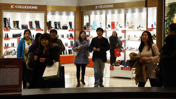 外媒称股市下跌未影响中国人购物:生活如常