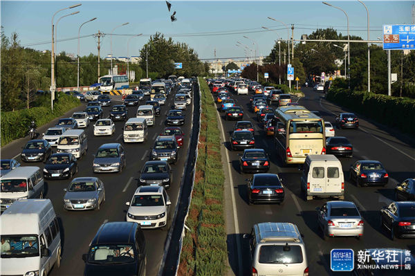 圖為9月25日,北京南二環永定門橋車流量大.