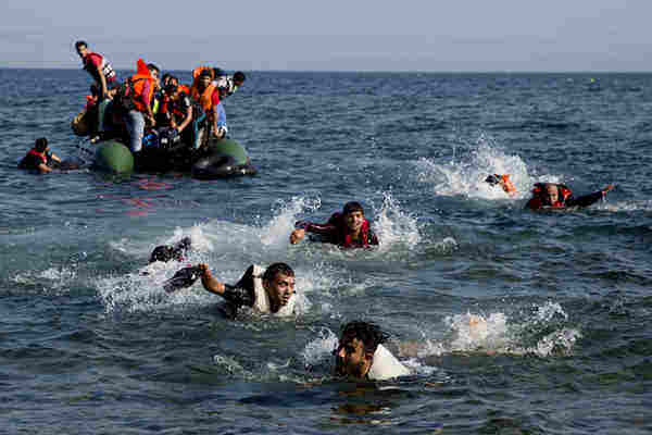 载有叙利亚难民的偷渡船在爱琴海倾覆17人遇难