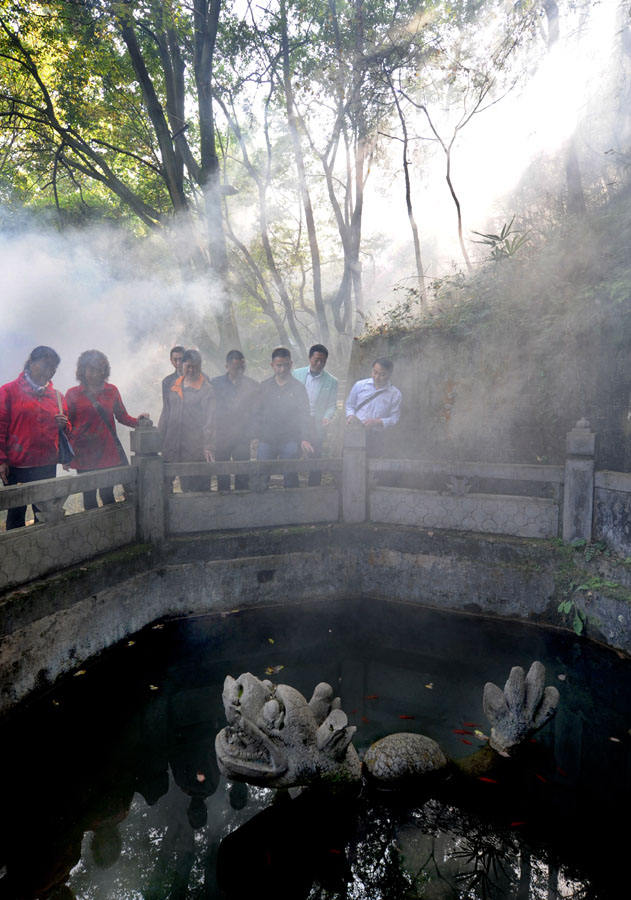 南郑:圣泉吐玉 汉桂飘香 2015年10月19日,游人在圣水寺观赏乌龙泉水