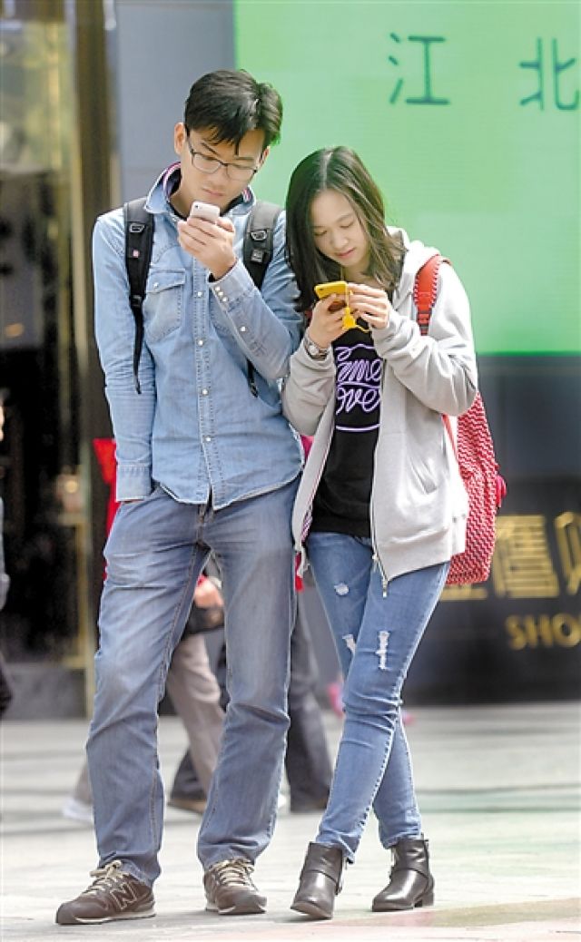 逛街时 这样机不离手的男女貌似很"登对".