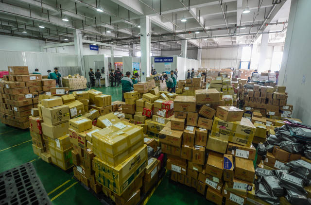 11月10日,工作人员将到货的进口商品分类整理码放.