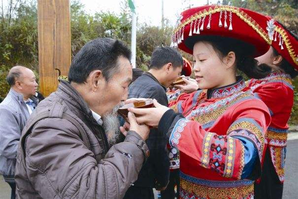凉山彝族喝酒图片