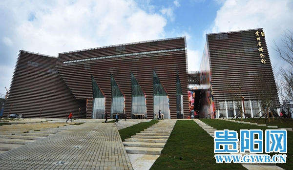贵州省博物馆的新馆与旧馆之间,横亘着半个多世纪的时光