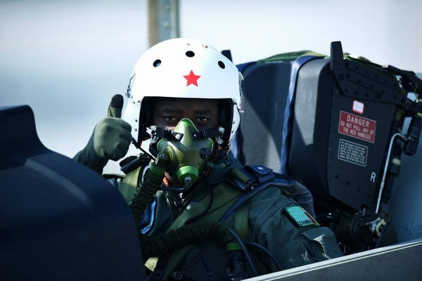 海外空勤学员驾驶中国l15战机训练