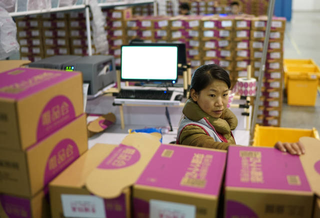1月8日,唯品会工作人员在包装即将发出的货物.