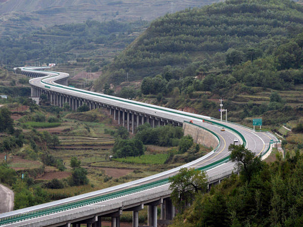 这是在甘肃省天水市境内拍摄的十(堰)天(水)高速公路(9月11日摄).