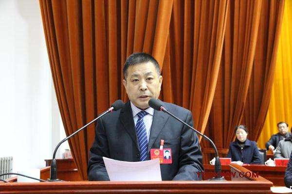 元宝山区人民政府区长刘万东代表区人民政府向大会作政府工作报告