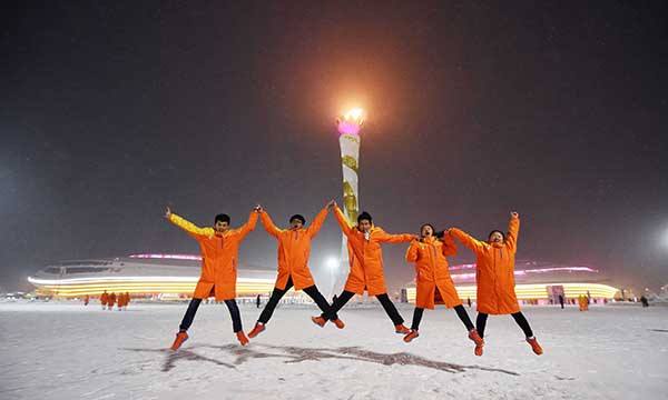 "高空王"阿迪力点燃火炬.新华社记者费茂华摄