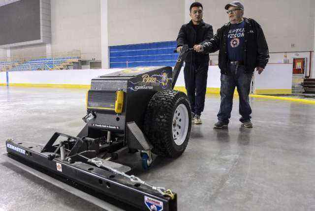 1月15日,依力扎提·外力正在驾驶浇冰车行驶在冰球场地上.