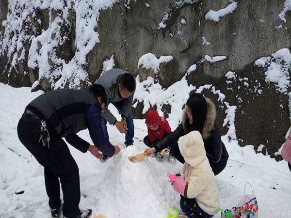 多年不见的大雪 大人小孩都玩嗨!