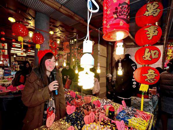 新华社照片,台北,2016年1月25日      1月25日,台北年货大街人潮