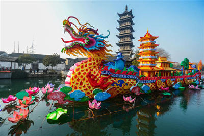 2月5日,一组巨型龙船花灯停泊在乌镇西栅景区的河道内.
