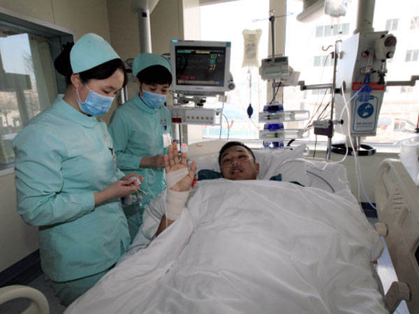 海军全力救治包机回送亚丁湾护航患病战士