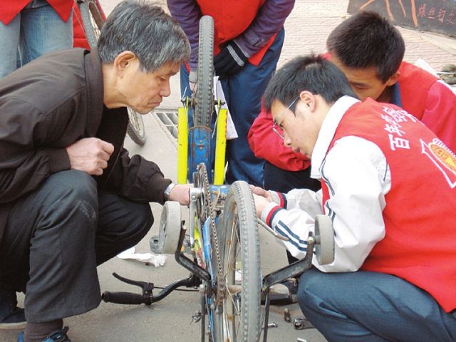 现在"螺丝钉之家"有家教部,修车部,义务服务部等10个部门,成员120余人