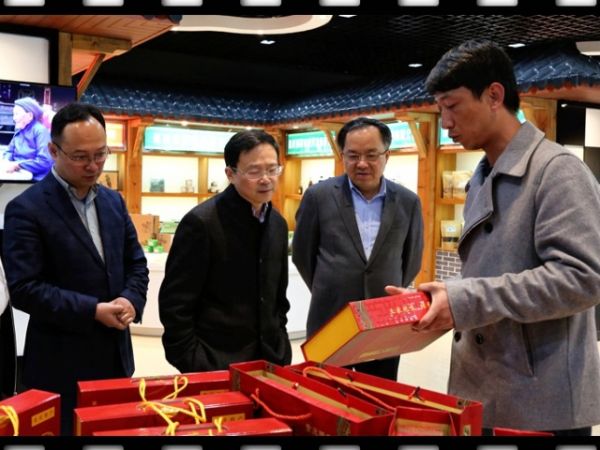 黔江区委书记余长明,区委常委,宣传部部长雷晓风陪同调研.