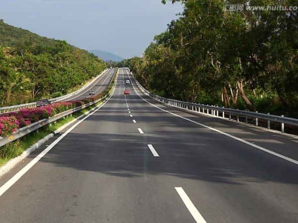 海口东线高速发生车祸 1车起火 1人受伤