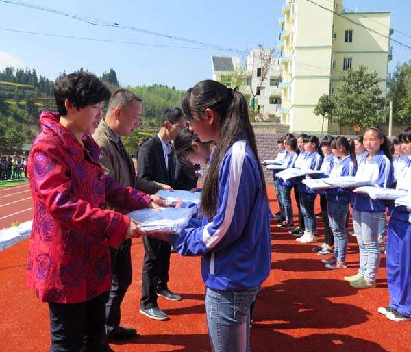 "圆爱工程 关爱留守儿童"走进普定龙场中学