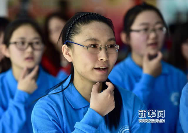 3月5日,來自天津外國語大學的志願者學習手語準備為社區聾啞人士