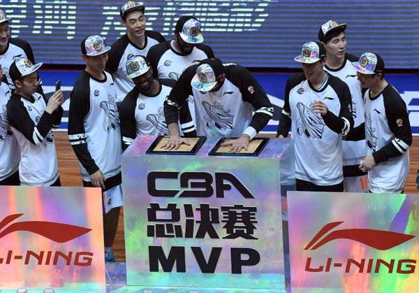 3月20日,四川队球员哈达迪(右四)在cba总决赛mvp(最有价值球员)奖颁奖