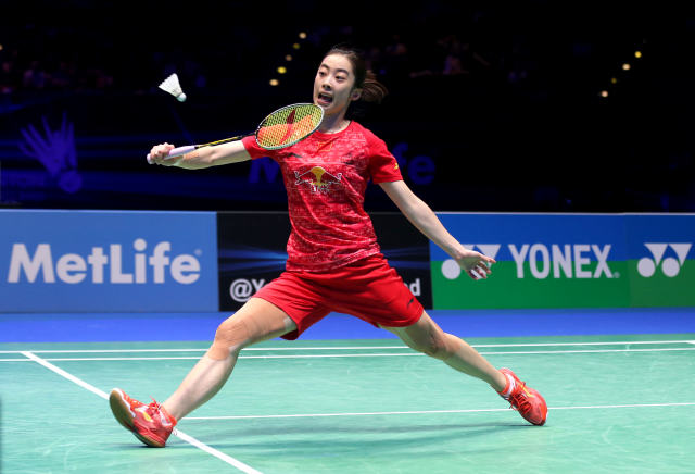 王适娴在比赛中回球.