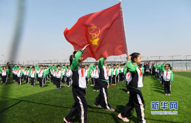 天津>新华视觉    3月25日,天津市河西区名都小学为一年级新生举行了"