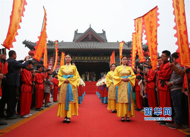 4月4日,在山西洪洞大槐树寻根祭祖大典上,祭祀人员在举行祭祖仪式.