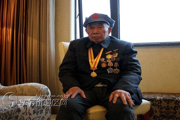 抗战老兵王绍清接受媒体记者采访.(毕节试验区网 熊静祝 摄)