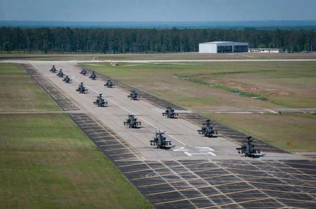 阿帕奇直升机群进行编队飞行