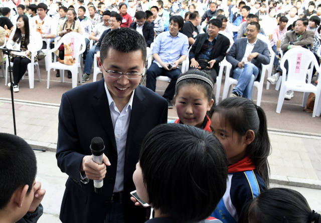 4月9日,在西柏坡中学支教的北京市中直机关支教干部周文帅和他的