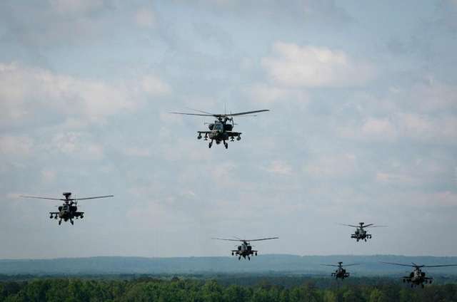 阿帕奇直升机群进行编队飞行