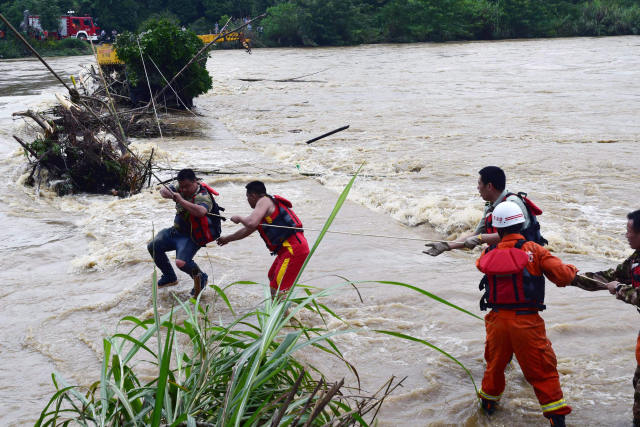 5月5日,消防官兵在广西桂林龙胜各族自治县瓢里镇一河段营救被洪水