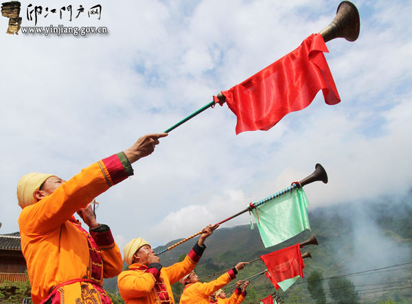 图为土家人吹奏长号唢呐