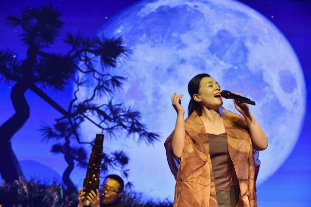 5月16日,歌唱家龚琳娜在北京大学生音乐节开幕式上演唱古曲《静夜 