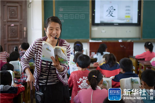 5月16日,李元芳在给孩子们上语文课新华社记者 张端 摄