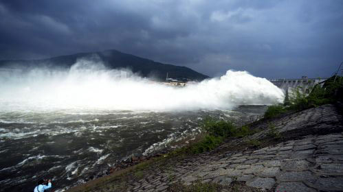 丰满大坝导流洞泄水 场面壮观