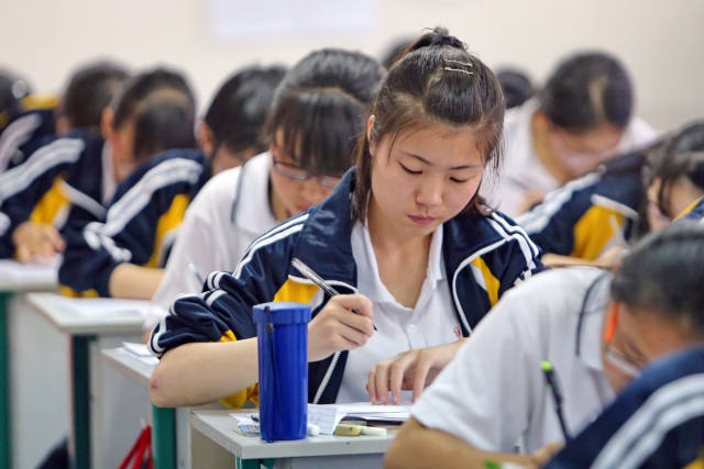 5月15日,衡水市第二中学高三学生在教室复习功课.