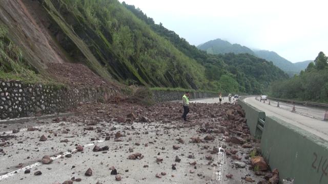 广西:高速边坡水毁塌方 最大石块近100公斤重