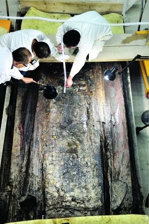 刘贺墓内棺清理进尾声 384块小琉璃织成琉璃席