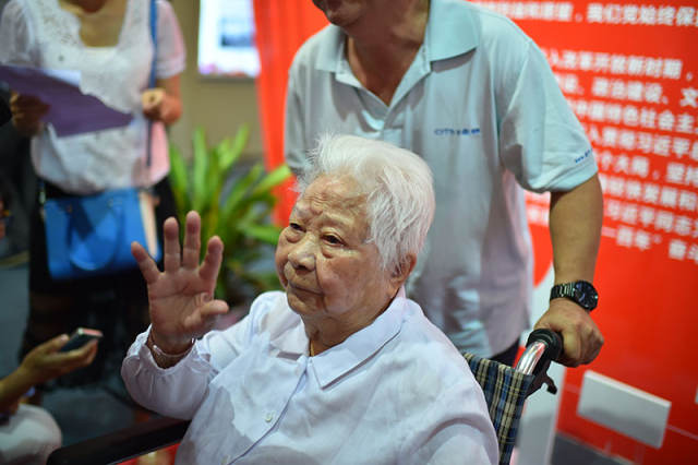 97岁原琼崖纵队老战士王仲民参观建党纪念图展