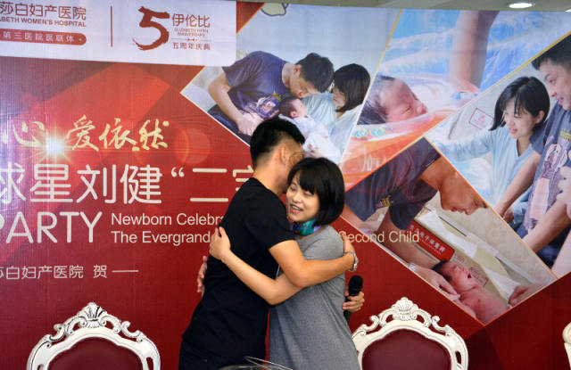 新华社记者 刘大伟 摄    日前,广州恒大足球队球员刘健在广州为二宝