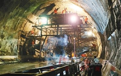 西成客专清凉山隧道顺利贯通 计划2017年底运营