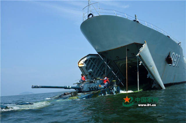 两栖突击车驶出登陆舰前舱门.尚文斌摄