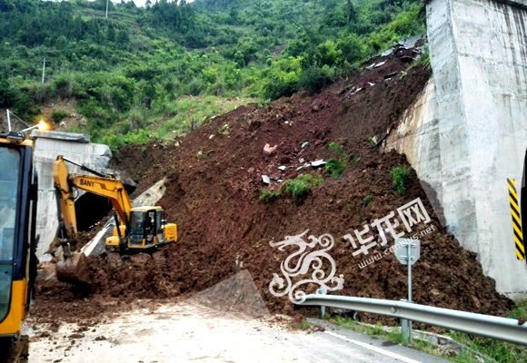杨家湾隧道塌方 奉节至巫溪方向已清理出一车道