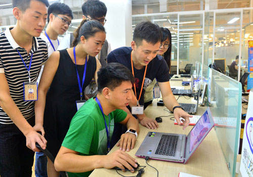 7月11日,在石家庄互联时空众创空间,青年创业团队进行互联网软件的