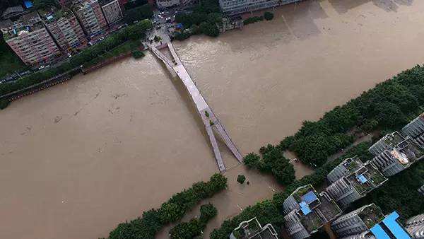 图为綦江城区内著名桥梁——彩虹桥因綦河水位猛涨部分被淹